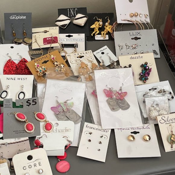 Lot of Women Earrings - Picture 1 of 16